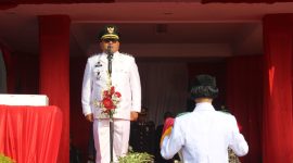 foto : PIMPIN UPACARA: : Camat Cibitung, Encun Sunarto saat memimpin upacara peringatan HUT RI Ke-77 di Halaman Kantor Kecamatan Cibitung, pada Rabu (17/8/22). 