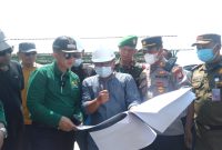 Foto :  Ketua Pokdarwis Pantai Mekar Darmansah Alam mendampingi Pj Bupati Dani Ramdan, Camat Muaragembong Lukman Hakim, dan Tim pembangunan penataan Kawasan Wisata Mangrove Pantai Mekar, Kecamatan Muaragembong, Kabupaten Bekasi pada Sabtu (20/08/2022).FOTO: IST