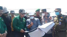Foto :  Ketua Pokdarwis Pantai Mekar Darmansah Alam mendampingi Pj Bupati Dani Ramdan, Camat Muaragembong Lukman Hakim, dan Tim pembangunan penataan Kawasan Wisata Mangrove Pantai Mekar, Kecamatan Muaragembong, Kabupaten Bekasi pada Sabtu (20/08/2022).FOTO: IST