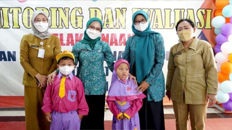 Ria Dani Ramdan, saat mendampingi Ketua Pokja Bunda PAUD Provinsi Jawa Barat, meninjau pelaksanaan Bulan Imunisasi Anak Nasional di TK Islam Salman Al Farisi, Kelurahan Jatimulya, Kecamatan Tambun Selatan, Senin (22/8).
