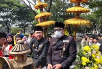 Foto : ubernur Jawa Barat Ridwan Kamil didampingi Pj Bupati Bekasi Dani Ramdan Plaza Pemkab Bekasi langsung dari atas Kereta Kencana Candrabhaga di Komplek Pemda, Kecamatan Cikarang Pusat pada, Senin (15/08/2022). 