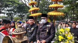 Foto : ubernur Jawa Barat Ridwan Kamil didampingi Pj Bupati Bekasi Dani Ramdan Plaza Pemkab Bekasi langsung dari atas Kereta Kencana Candrabhaga di Komplek Pemda, Kecamatan Cikarang Pusat pada, Senin (15/08/2022). 