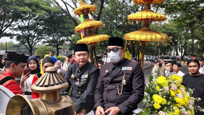 Foto : ubernur Jawa Barat Ridwan Kamil didampingi Pj Bupati Bekasi Dani Ramdan Plaza Pemkab Bekasi langsung dari atas Kereta Kencana Candrabhaga di Komplek Pemda, Kecamatan Cikarang Pusat pada, Senin (15/08/2022). 