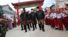 foto : Sekda Kabupaten Bekasi Dedy Supriyadi bersama Dandim 0509/Kabupaten Bekasi, Muhamad Horison Ramadhan, mengiring-iringi ratusan peserta Kirab Budaya dan Kebangsaan dari Klenteng Ngo Kok Ong, Desa Cibarusah Kota, kecamata Cibarusah pada, Senin (15/08/2022). 