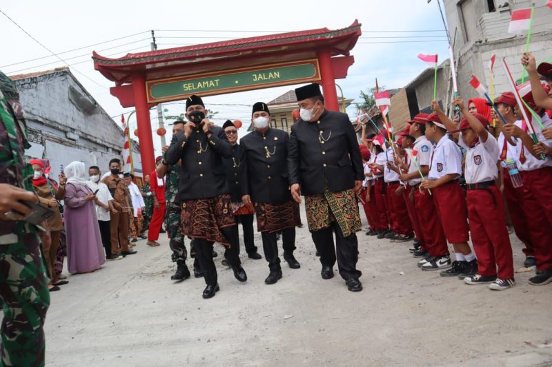 foto : Sekda Kabupaten Bekasi Dedy Supriyadi bersama Dandim 0509/Kabupaten Bekasi, Muhamad Horison Ramadhan, mengiring-iringi ratusan peserta Kirab Budaya dan Kebangsaan dari Klenteng Ngo Kok Ong, Desa Cibarusah Kota, kecamata Cibarusah pada, Senin (15/08/2022). 