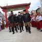 foto : Sekda Kabupaten Bekasi Dedy Supriyadi bersama Dandim 0509/Kabupaten Bekasi, Muhamad Horison Ramadhan, mengiring-iringi ratusan peserta Kirab Budaya dan Kebangsaan dari Klenteng Ngo Kok Ong, Desa Cibarusah Kota, kecamata Cibarusah pada, Senin (15/08/2022). 