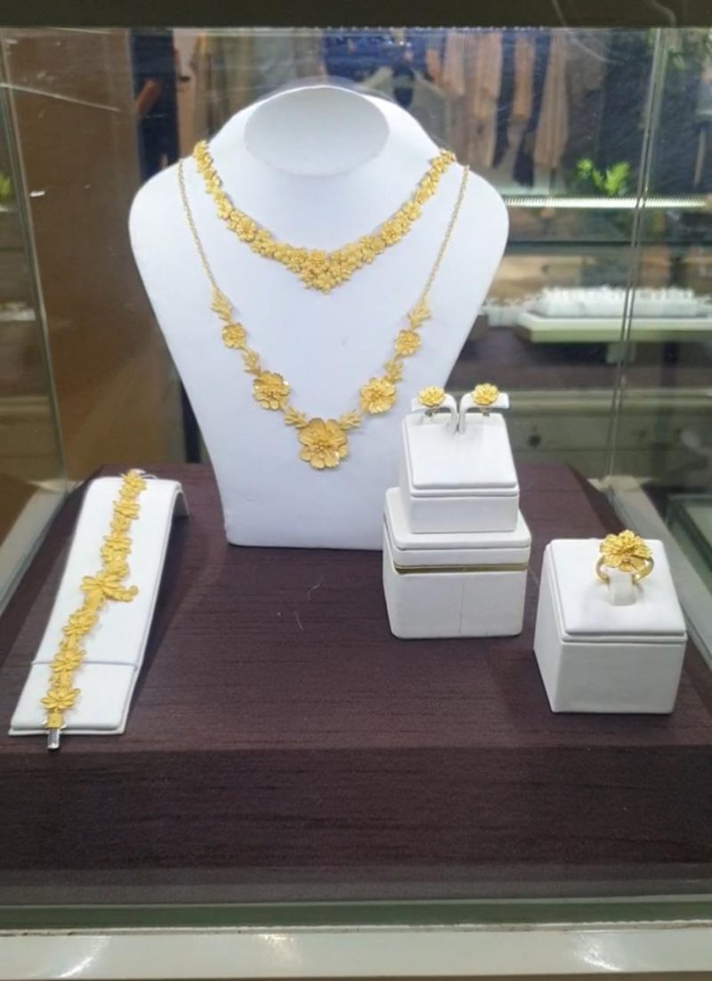 Caption: Dengan Visi Misi yang telah terbentuk, GOLDMART adalah “The Destination for all jewelry needs” dan “To share love and joy through Jewelry”.