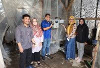 Foto : Penyerahan sekaligus ujicoba Mushtech untuk pertama kali kepada salah satu pembudidaya jamur di Majalengka, Jawa Barat pada Agustus 2022. Solusi IoT Mushtech menerapkan teknologi yang mendukung Precision Agriculture untuk budidaya pertanian yang memerlukan kondisi lingkungan yang akurat. Mushtech yang dibangun di Lab IoT X-Camp milik XL Axiata ini secara khusus ditujukan untuk petani jamur tiram yang ingin meningkatkan produksi dan kualitas hasil.