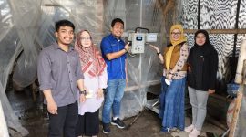 Foto : Penyerahan sekaligus ujicoba Mushtech untuk pertama kali kepada salah satu pembudidaya jamur di Majalengka, Jawa Barat pada Agustus 2022. Solusi IoT Mushtech menerapkan teknologi yang mendukung Precision Agriculture untuk budidaya pertanian yang memerlukan kondisi lingkungan yang akurat. Mushtech yang dibangun di Lab IoT X-Camp milik XL Axiata ini secara khusus ditujukan untuk petani jamur tiram yang ingin meningkatkan produksi dan kualitas hasil.