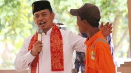  Plt. Kepala Dinas Lingkungan Hidup (DLH) Kabupaten Bekasi, Rahmat Atong berbincang akrab dengan salah satu anggota tim amfibi Dinas Lingkungan Hidup Kabupaten Bekasi.
