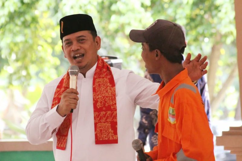  Plt. Kepala Dinas Lingkungan Hidup (DLH) Kabupaten Bekasi, Rahmat Atong berbincang akrab dengan salah satu anggota tim amfibi Dinas Lingkungan Hidup Kabupaten Bekasi.