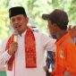  Plt. Kepala Dinas Lingkungan Hidup (DLH) Kabupaten Bekasi, Rahmat Atong berbincang akrab dengan salah satu anggota tim amfibi Dinas Lingkungan Hidup Kabupaten Bekasi.