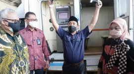 Menteri Ketenagakerjaan Ida Fauziyah saat menyaksikan pembukaan dan aktivasi rekening secara kolektif bagi penerima bantuan subsidi upah (BSU) tahun 2021.