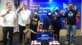 Ketua Tim Percepatan Penurunan Stunting (TPPS) di Kota Medan yang juga Wakil Walikota Medan, H. Aulia Rachman, S.E (kedua dari kiri kemeja putih) bersama Kadis Kominfo Kota Medan, Arrahmaan Pane (paling kiri kemeja putih) dan Group Head XL Axiata West Region, Desy Sari Dewi (kedua dari kanan, kemeja hitam),  menyerahkan paket makanan sehat kepada kepada anak-anak warga penerima manfaat di Grha XL, Medan, Rabu (26/10). XL Axiata mendukung program pencegahan stunting di berbagai daerah. Sebagai implementasinya, bekerja sama dengan sejumlah instansi pemerintah, XL Axiata menyalurkan donasi paket makanan sehat kepada anak-anak dari kalangan keluarga tidak mampu.