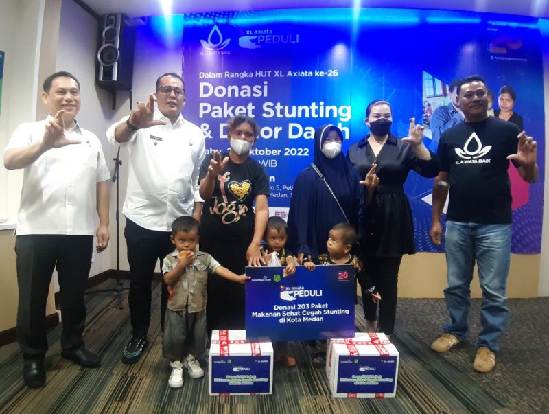 Ketua Tim Percepatan Penurunan Stunting (TPPS) di Kota Medan yang juga Wakil Walikota Medan, H. Aulia Rachman, S.E (kedua dari kiri kemeja putih) bersama Kadis Kominfo Kota Medan, Arrahmaan Pane (paling kiri kemeja putih) dan Group Head XL Axiata West Region, Desy Sari Dewi (kedua dari kanan, kemeja hitam),  menyerahkan paket makanan sehat kepada kepada anak-anak warga penerima manfaat di Grha XL, Medan, Rabu (26/10). XL Axiata mendukung program pencegahan stunting di berbagai daerah. Sebagai implementasinya, bekerja sama dengan sejumlah instansi pemerintah, XL Axiata menyalurkan donasi paket makanan sehat kepada anak-anak dari kalangan keluarga tidak mampu.