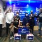 Ketua Tim Percepatan Penurunan Stunting (TPPS) di Kota Medan yang juga Wakil Walikota Medan, H. Aulia Rachman, S.E (kedua dari kiri kemeja putih) bersama Kadis Kominfo Kota Medan, Arrahmaan Pane (paling kiri kemeja putih) dan Group Head XL Axiata West Region, Desy Sari Dewi (kedua dari kanan, kemeja hitam),  menyerahkan paket makanan sehat kepada kepada anak-anak warga penerima manfaat di Grha XL, Medan, Rabu (26/10). XL Axiata mendukung program pencegahan stunting di berbagai daerah. Sebagai implementasinya, bekerja sama dengan sejumlah instansi pemerintah, XL Axiata menyalurkan donasi paket makanan sehat kepada anak-anak dari kalangan keluarga tidak mampu.
