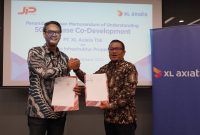 Keterangan Foto: Chief Enterprise & SME Officer XL Axiata, Feby Sallyanto (kanan), bersama Direktur Utama PT Jakarta Infrastruktur Propertindo, Araf  Anbiya (kiri), dalam seremoni penandatanganan nota kesepahaman kerja sama kedua pihak di Jakarta, Selasa (4/10) lalu. XL Axiata dan JIP sepakat berkolaborasi melakukan penelitian dan pengembangan 5G use case berbasis artificial intelligent (AI) dan internet of things (IoT) guna mendukung Jakarta sebagai Smart City. Melalui kerja sama ini, XL Axiata akan turut membantu program digitalisasi Pemprov DKI Jakarta, salahnya solusi digital untuk License Plate Recognition (LPR) atau sarana pengenal nomor kendaraan bermotor.