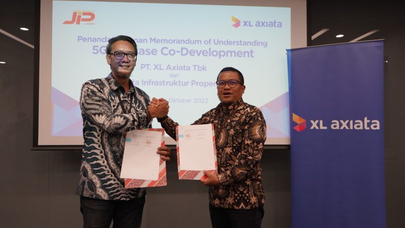 Keterangan Foto: Chief Enterprise & SME Officer XL Axiata, Feby Sallyanto (kanan), bersama Direktur Utama PT Jakarta Infrastruktur Propertindo, Araf  Anbiya (kiri), dalam seremoni penandatanganan nota kesepahaman kerja sama kedua pihak di Jakarta, Selasa (4/10) lalu. XL Axiata dan JIP sepakat berkolaborasi melakukan penelitian dan pengembangan 5G use case berbasis artificial intelligent (AI) dan internet of things (IoT) guna mendukung Jakarta sebagai Smart City. Melalui kerja sama ini, XL Axiata akan turut membantu program digitalisasi Pemprov DKI Jakarta, salahnya solusi digital untuk License Plate Recognition (LPR) atau sarana pengenal nomor kendaraan bermotor.