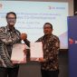 Keterangan Foto: Chief Enterprise & SME Officer XL Axiata, Feby Sallyanto (kanan), bersama Direktur Utama PT Jakarta Infrastruktur Propertindo, Araf  Anbiya (kiri), dalam seremoni penandatanganan nota kesepahaman kerja sama kedua pihak di Jakarta, Selasa (4/10) lalu. XL Axiata dan JIP sepakat berkolaborasi melakukan penelitian dan pengembangan 5G use case berbasis artificial intelligent (AI) dan internet of things (IoT) guna mendukung Jakarta sebagai Smart City. Melalui kerja sama ini, XL Axiata akan turut membantu program digitalisasi Pemprov DKI Jakarta, salahnya solusi digital untuk License Plate Recognition (LPR) atau sarana pengenal nomor kendaraan bermotor.