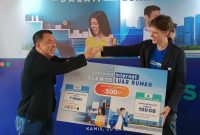Keterangan Foto :  Victor Indajang, Chief Commercial Officer Link Net bersama dengan Direktur & Chief Commerce Officer XL Axiata, David Arcelus Oses dalam acara peluncuran Layanan Konvergensi Internet melalui produk kolaborasi First Media dan XL di Jakarta, Kamis (20/10). Untuk memperkuat posisi perusahaan di industri telekomunikasi XL Axiata dan Link Net berkolaborasi menggabungkan layanan internet di dalam dan di luar rumah melalui layanan yang lebih hemat, praktis dan efisien.