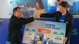 Keterangan Foto :  Victor Indajang, Chief Commercial Officer Link Net bersama dengan Direktur & Chief Commerce Officer XL Axiata, David Arcelus Oses dalam acara peluncuran Layanan Konvergensi Internet melalui produk kolaborasi First Media dan XL di Jakarta, Kamis (20/10). Untuk memperkuat posisi perusahaan di industri telekomunikasi XL Axiata dan Link Net berkolaborasi menggabungkan layanan internet di dalam dan di luar rumah melalui layanan yang lebih hemat, praktis dan efisien.