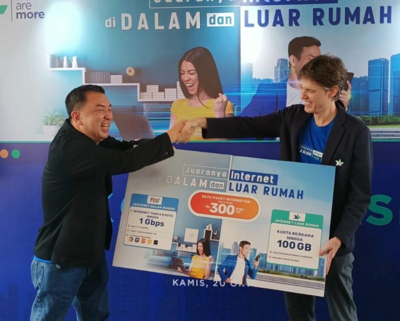 Keterangan Foto :  Victor Indajang, Chief Commercial Officer Link Net bersama dengan Direktur & Chief Commerce Officer XL Axiata, David Arcelus Oses dalam acara peluncuran Layanan Konvergensi Internet melalui produk kolaborasi First Media dan XL di Jakarta, Kamis (20/10). Untuk memperkuat posisi perusahaan di industri telekomunikasi XL Axiata dan Link Net berkolaborasi menggabungkan layanan internet di dalam dan di luar rumah melalui layanan yang lebih hemat, praktis dan efisien.