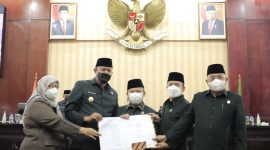 Pelaksana Tugas (PLT) Wali Kota Bekasi Tri Adhianto hadiri rapat paripurna dalam rangka Penandatanganan Kesepakatan antara Pemerintah Kota Bekasi dengan DPRD Kota Bekasi.
