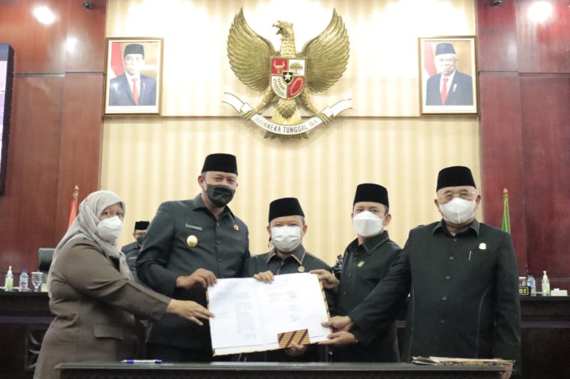 Pelaksana Tugas (PLT) Wali Kota Bekasi Tri Adhianto hadiri rapat paripurna dalam rangka Penandatanganan Kesepakatan antara Pemerintah Kota Bekasi dengan DPRD Kota Bekasi.