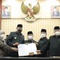 Pelaksana Tugas (PLT) Wali Kota Bekasi Tri Adhianto hadiri rapat paripurna dalam rangka Penandatanganan Kesepakatan antara Pemerintah Kota Bekasi dengan DPRD Kota Bekasi.