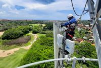 Keterangan Foto: Teknisi XL Axiata memeriksa perangkat BTS di atas tower yang berada di area Nusa Dua, Bali, belum lama ini. XL Axiata telah siap menghadirkan jaringan 4G dan 5G guna mensukseskan gelaran KTT G20 di Bali, 15-16 November 2022. Berbagai persiapan di lapangan telah tuntas, dan per Oktober 2022 layanan data dan internet super cepat tersebut sudah bisa diakses oleh para delegasi dan masyarakat dengan menggunakan smartphone 5G yang mendukung pita frekuensi 2.1 GHz dan 3.5 GHz. Layanan 5G dari XL Axiata ini akan bisa diakses di 17 titik, antara lain Bandara Internasional Ngurah Rai, Bali Nusa Dua Convention Center (BNDCC), Apurva Kempinski, dan Pantai Sanur.