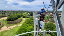 Keterangan Foto: Teknisi XL Axiata memeriksa perangkat BTS di atas tower yang berada di area Nusa Dua, Bali, belum lama ini. XL Axiata telah siap menghadirkan jaringan 4G dan 5G guna mensukseskan gelaran KTT G20 di Bali, 15-16 November 2022. Berbagai persiapan di lapangan telah tuntas, dan per Oktober 2022 layanan data dan internet super cepat tersebut sudah bisa diakses oleh para delegasi dan masyarakat dengan menggunakan smartphone 5G yang mendukung pita frekuensi 2.1 GHz dan 3.5 GHz. Layanan 5G dari XL Axiata ini akan bisa diakses di 17 titik, antara lain Bandara Internasional Ngurah Rai, Bali Nusa Dua Convention Center (BNDCC), Apurva Kempinski, dan Pantai Sanur.
