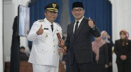 Gubernur Jawa Barat Ridwan Kamil melantik Dikdik S. Nugrahawan menjadi Penjabat Wali Kota Cimahi di Aula Barat Gedung Sate, Kota Bandung, Sabtu (22/10/2022).