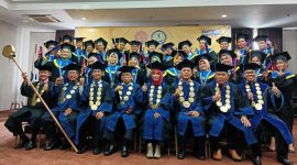 Foto Bersama : Sidang Terbuka Sekolah Tinggi Bahasa Asing  Bina Dinamika dan Akademi Manajemen Informatika dan Komputer (AMIK), wisuda sarjana strata satu (S1) & Diploma tiga (III).