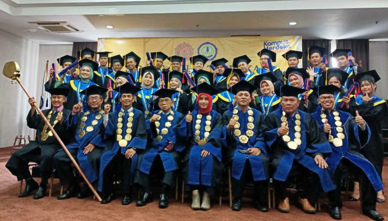 Foto Bersama : Sidang Terbuka Sekolah Tinggi Bahasa Asing  Bina Dinamika dan Akademi Manajemen Informatika dan Komputer (AMIK), wisuda sarjana strata satu (S1) & Diploma tiga (III).