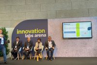 Direktur and Chief Digital Transformation & Enterprise Business Officer XL Axiata, Yessie D Yosetya (dua dari kanan) bersama dengan tim Huawei Indonesia pada ajang TM Forum 2022 Catalyst Awards di Kopenhagen, Denmark, (22/09). 