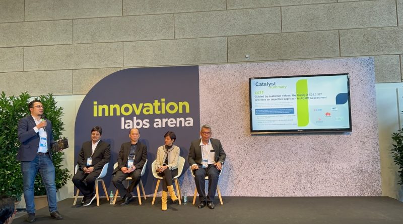Direktur and Chief Digital Transformation & Enterprise Business Officer XL Axiata, Yessie D Yosetya (dua dari kanan) bersama dengan tim Huawei Indonesia pada ajang TM Forum 2022 Catalyst Awards di Kopenhagen, Denmark, (22/09). 