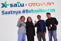 Keterangan foto : Head of Marketing Home Business XL Axiata, Bianca Hardini, Country Manager CATCHPLAY+ Indonesia, Ibu Dhini W. Prayogo, Chief Home Officer XL Axiata, Bpk Bernard Ho Swee Keong, Head Business Development CATCHPLAY+, Harry Santosa dalam acara peluncuran kerjasama XL SATU dengan CATCHPLAY+ di Jakarta, Rabu (12/10). 