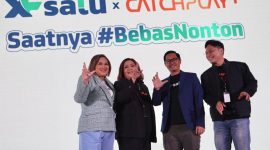 Keterangan foto : Head of Marketing Home Business XL Axiata, Bianca Hardini, Country Manager CATCHPLAY+ Indonesia, Ibu Dhini W. Prayogo, Chief Home Officer XL Axiata, Bpk Bernard Ho Swee Keong, Head Business Development CATCHPLAY+, Harry Santosa dalam acara peluncuran kerjasama XL SATU dengan CATCHPLAY+ di Jakarta, Rabu (12/10). 