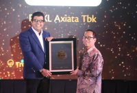 Chief Corporate Affairs XL Axiata, Marwan O. Baasir (kiri), menerima penghargaan untuk kategori Telecommunication for Sustainability pada ajang Environmental, Social, and Governance (ESG) Excellence 2022 “Action and Sustainability in Responsible Investing”, yang diselenggarakan oleh TrenAsia di Jakarta, Rabu (19/10). XL Axiata berkomitmen untuk terus berorientasi pada prinsip dasar ESG dalam operasional bisnis sehari-hari.