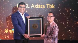 Chief Corporate Affairs XL Axiata, Marwan O. Baasir (kiri), menerima penghargaan untuk kategori Telecommunication for Sustainability pada ajang Environmental, Social, and Governance (ESG) Excellence 2022 “Action and Sustainability in Responsible Investing”, yang diselenggarakan oleh TrenAsia di Jakarta, Rabu (19/10). XL Axiata berkomitmen untuk terus berorientasi pada prinsip dasar ESG dalam operasional bisnis sehari-hari.