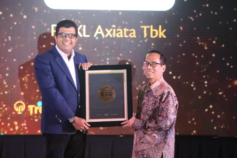 Chief Corporate Affairs XL Axiata, Marwan O. Baasir (kiri), menerima penghargaan untuk kategori Telecommunication for Sustainability pada ajang Environmental, Social, and Governance (ESG) Excellence 2022 “Action and Sustainability in Responsible Investing”, yang diselenggarakan oleh TrenAsia di Jakarta, Rabu (19/10). XL Axiata berkomitmen untuk terus berorientasi pada prinsip dasar ESG dalam operasional bisnis sehari-hari.