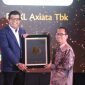 Chief Corporate Affairs XL Axiata, Marwan O. Baasir (kiri), menerima penghargaan untuk kategori Telecommunication for Sustainability pada ajang Environmental, Social, and Governance (ESG) Excellence 2022 “Action and Sustainability in Responsible Investing”, yang diselenggarakan oleh TrenAsia di Jakarta, Rabu (19/10). XL Axiata berkomitmen untuk terus berorientasi pada prinsip dasar ESG dalam operasional bisnis sehari-hari.