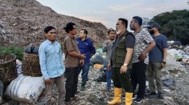Plt Kepala Dinas Lingkungan Hidup Kabupaten Bekasi, Rahmat Atong meninjau kondisi TPA Burangkeng dalam penanganan pengerukan longsoran sampah yang terjadi pekan lalu.
