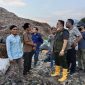 Plt Kepala Dinas Lingkungan Hidup Kabupaten Bekasi, Rahmat Atong meninjau kondisi TPA Burangkeng dalam penanganan pengerukan longsoran sampah yang terjadi pekan lalu.
