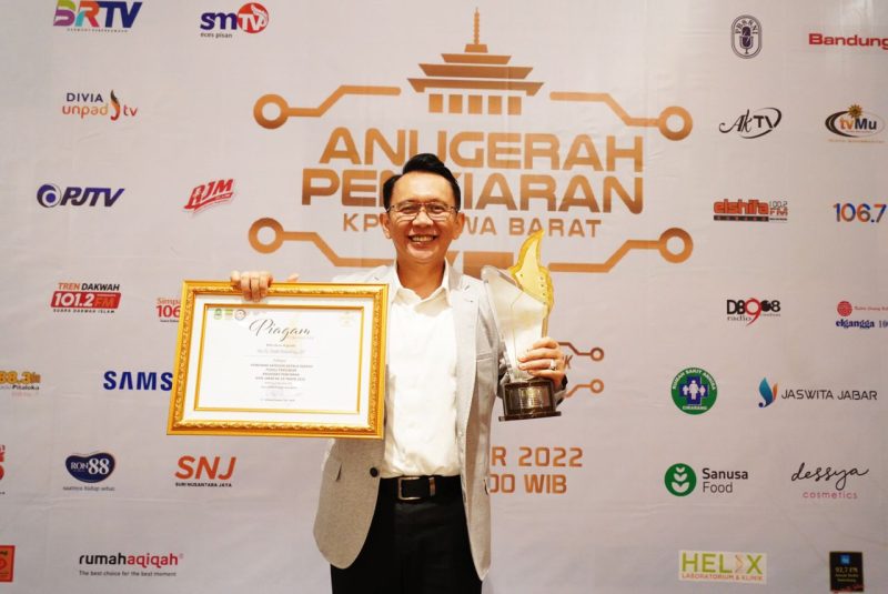 Pj. Bupati Bekasi, Dani Ramdan meraih penghargaan dari Komisi Penyiaran Indonesia Daerah (KPID) Jawa Barat.