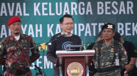 Pj. Bupati Bekasi Dani Ramdan, melepas sebanyak 2.700 peserta Karnaval dan Jalan Sehat.
