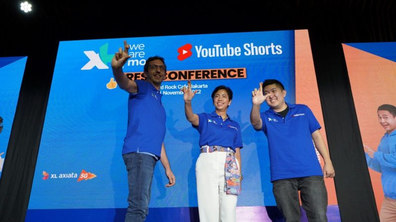 Keterangan Foto: Direktur and Chief Digital Transformation & Enterprise Business Officer XL Axiata, Yessie D Yosetya (tengah), Chief Marketing Officer XL Axiata, Alfons Bosch Sansa (dua kiri), Country Head YouTube Indonesia, Suwandi Widjaja (dua kanan), Group Head Mass Segment XL Axiata, Lyra Filiola (kanan), dan Head Strategic Operation & Automation XL Axiata, Ahmad Hamzah (kiri) dalam acara peluncuran Unlimited Youtube Shorts di Jakarta, Selasa (1/11). XL menghadirkan program 