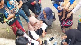 Keterangan Foto: Teknisi memeriksa infrastruktur jaringan XL Axiata di Desa Cijedil, Kecamatan Cugenang, Kabupaten Cianjur, (22/11). Pascagempa 5,6 SR mengguncang Cianjur dan sekitarnya, Senin siang, (21/11), XL Axiata memastikan sebagian besar jaringan di wilayah Cianjur berangsur pulih. Untuk memfasilitasi warga Cianjur dan aparat penanganan pasca bencana, XL Axiata juga menyediakan layanan gratis telepon dan SMS.

Cianjur_3: Warga sedang mengisi baterai ponsel mereka dari genset yang disediakan tim teknisi XL Axiata di Desa Cijedil, Kecamatan Cugenang, Cianjur, Selasa (22/11).  XL Axiata memastikan sebagian besar infrastruktur jaringan di wilayah terdampak gempa Cianjur telah berangsur pulih. Untuk memfasilitasi warga Cianjur dan aparat penanganan pasca bencana, XL Axiata juga menyediakan layanan gratis telepon dan SMS.