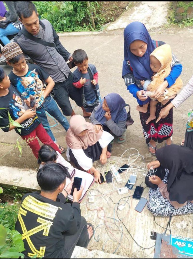 Keterangan Foto: Teknisi memeriksa infrastruktur jaringan XL Axiata di Desa Cijedil, Kecamatan Cugenang, Kabupaten Cianjur, (22/11). Pascagempa 5,6 SR mengguncang Cianjur dan sekitarnya, Senin siang, (21/11), XL Axiata memastikan sebagian besar jaringan di wilayah Cianjur berangsur pulih. Untuk memfasilitasi warga Cianjur dan aparat penanganan pasca bencana, XL Axiata juga menyediakan layanan gratis telepon dan SMS.

Cianjur_3: Warga sedang mengisi baterai ponsel mereka dari genset yang disediakan tim teknisi XL Axiata di Desa Cijedil, Kecamatan Cugenang, Cianjur, Selasa (22/11).  XL Axiata memastikan sebagian besar infrastruktur jaringan di wilayah terdampak gempa Cianjur telah berangsur pulih. Untuk memfasilitasi warga Cianjur dan aparat penanganan pasca bencana, XL Axiata juga menyediakan layanan gratis telepon dan SMS.