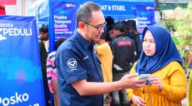 Keterangan foto: Pj. Group Head Central Region XL Axiata, Arif Farhan Budiyanto (kiri), melayani pelanggan yang merupakan warga terdampak di Posko Telepon Gratis milik XL Axiata, yang berada di RSUD Sayang Cianjur, Jawa Barat, Rabu (23/11). Untuk memudahkan seluruh pelanggan, XL Axiata membuka saluran Donasi Pulsa. Untuk bisa berdonasi pulsa, pelanggan prabayar XL dan AXIS serta XL Prioritas cukup mengirimkan SMS ke 6116 dengan format Donasi <spasi> XLPEDULIBENCANA <spasi> nominal, untuk pelanggan XL dan XL Prioritas, serta Donasi <spasi> AXISPEDULIBENCANA <spasi> nominal bagi pelanggan AXIS. Selain SMS, pelanggan juga bisa berdonasi melalui *123#6116# pilih XLBerbagi_PEDULIBENCANA, dengan nominal mulai dari Rp 1.000 hingga Rp 200.000. Seluruh hasil donasi dari pelanggan akan disalurkan untuk membantu korban terdampak Gempa Cianjur.